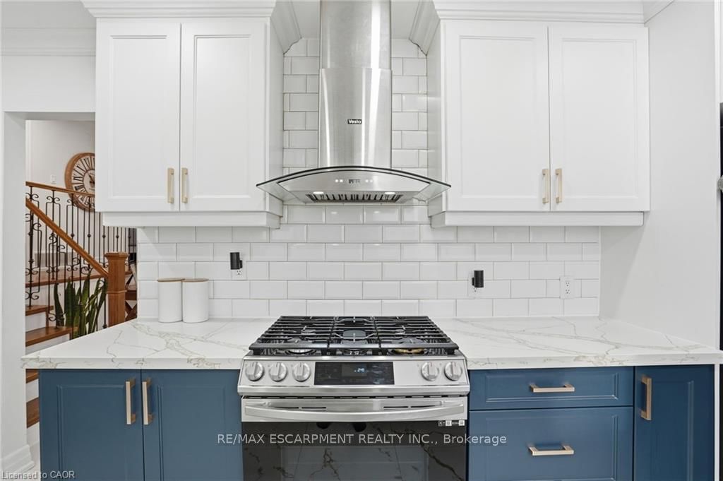 Detached House for sale at 697 LOMOND Crescent, Burlington, Ontario, L7L 2N8 - Shoreacres - MLS: W12997636