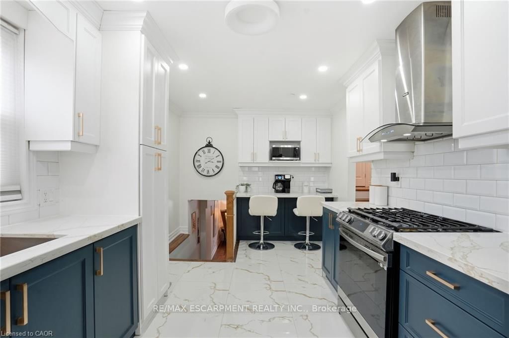 Detached House for sale at 697 LOMOND Crescent, Burlington, Ontario, L7L 2N8 - Shoreacres - MLS: W12997636