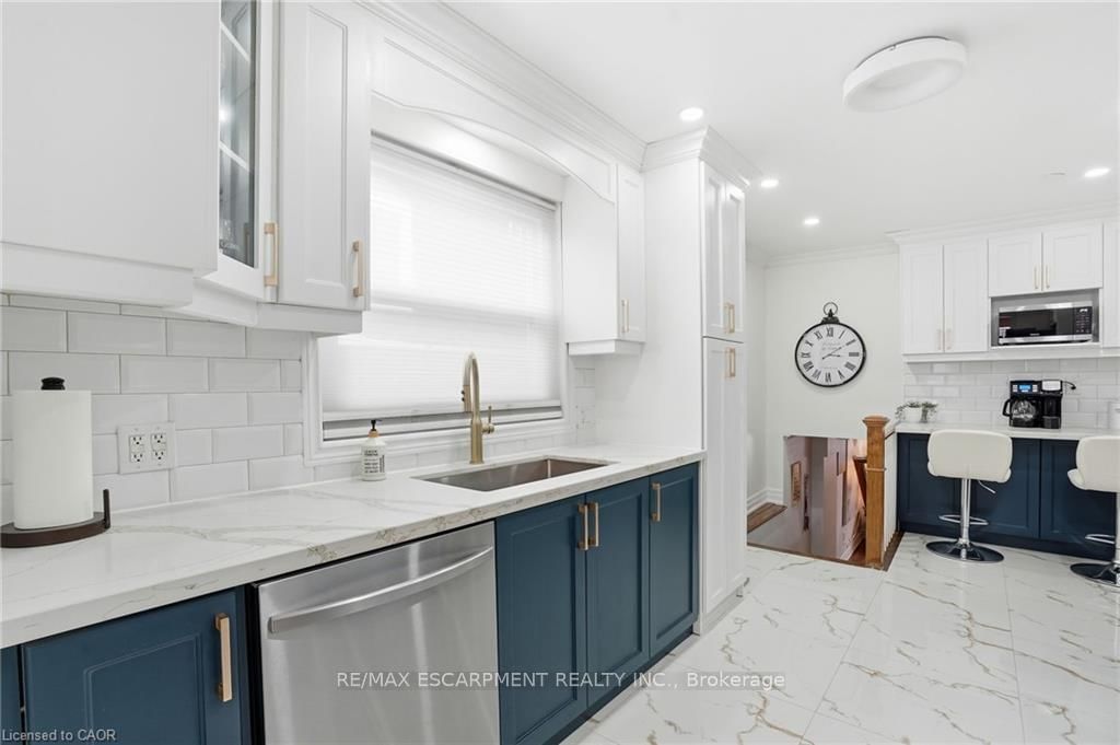 Detached House for sale at 697 LOMOND Crescent, Burlington, Ontario, L7L 2N8 - Shoreacres - MLS: W12997636