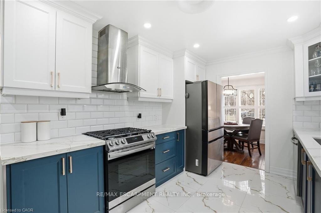 Detached House for sale at 697 LOMOND Crescent, Burlington, Ontario, L7L 2N8 - Shoreacres - MLS: W12997636