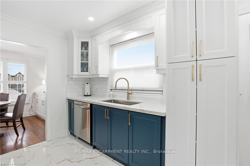 Detached House for sale at 697 LOMOND Crescent, Burlington, Ontario, L7L 2N8 - Shoreacres - MLS: W12997636