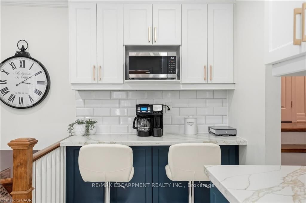 Detached House for sale at 697 LOMOND Crescent, Burlington, Ontario, L7L 2N8 - Shoreacres - MLS: W12997636