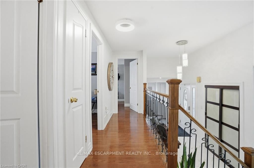 Detached House for sale at 697 LOMOND Crescent, Burlington, Ontario, L7L 2N8 - Shoreacres - MLS: W12997636