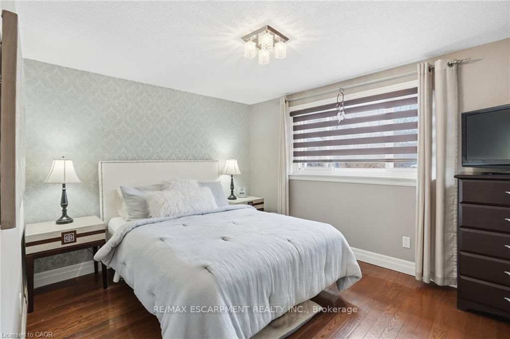 Detached House for sale at 697 LOMOND Crescent, Burlington, Ontario, L7L 2N8 - Shoreacres - MLS: W12997636