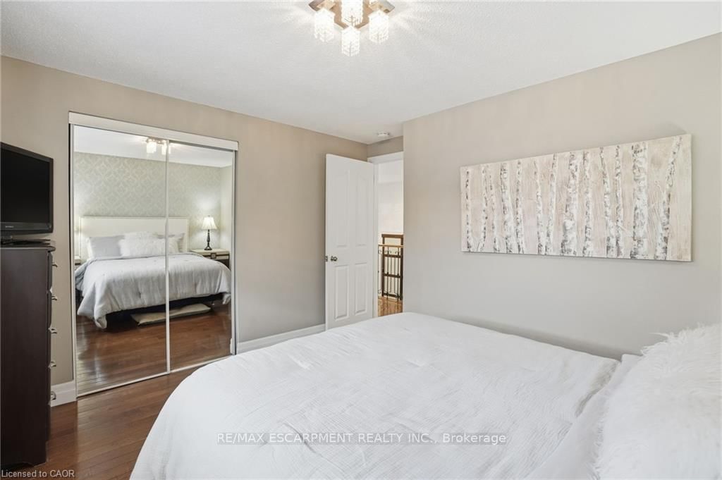 Detached House for sale at 697 LOMOND Crescent, Burlington, Ontario, L7L 2N8 - Shoreacres - MLS: W12997636