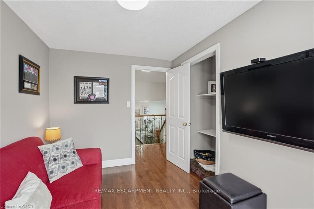 Detached House for sale at 697 LOMOND Crescent, Burlington, Ontario, L7L 2N8 - Shoreacres - MLS: W12997636