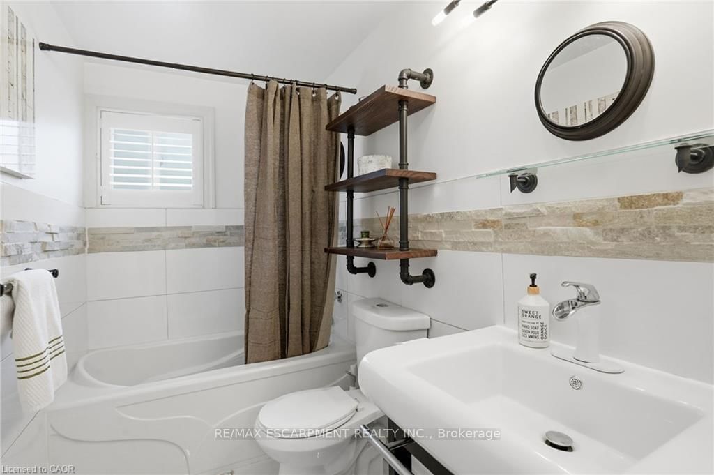 Detached House for sale at 697 LOMOND Crescent, Burlington, Ontario, L7L 2N8 - Shoreacres - MLS: W12997636