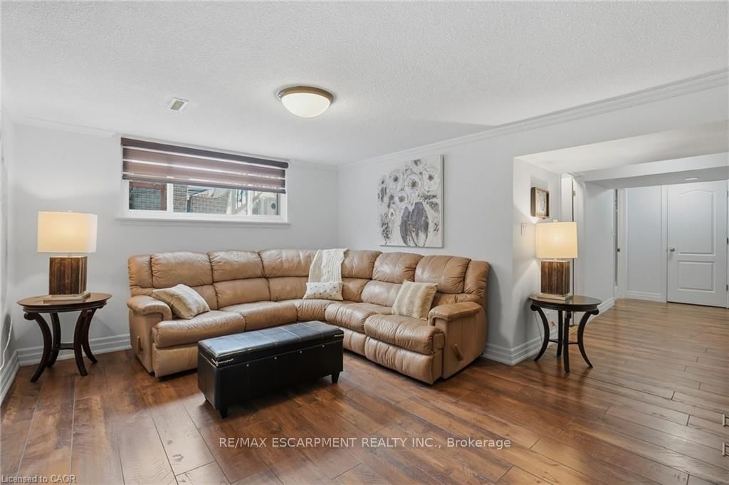 Detached House for sale at 697 LOMOND Crescent, Burlington, Ontario, L7L 2N8 - Shoreacres - MLS: W12997636