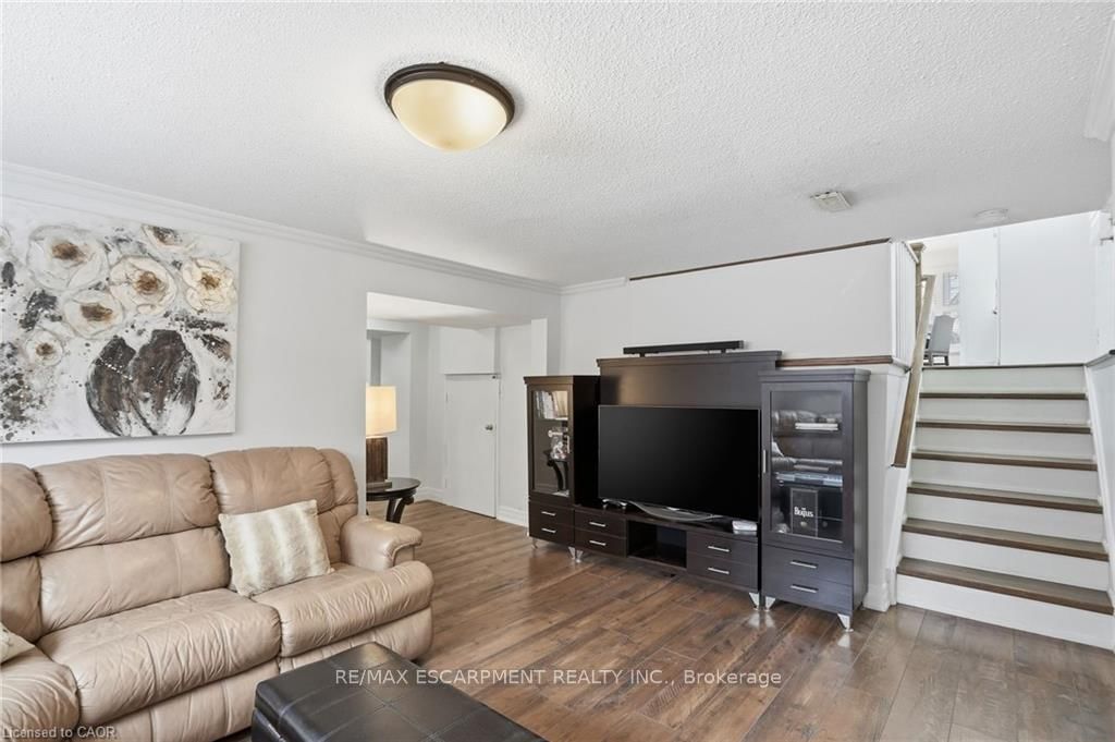 Detached House for sale at 697 LOMOND Crescent, Burlington, Ontario, L7L 2N8 - Shoreacres - MLS: W12997636