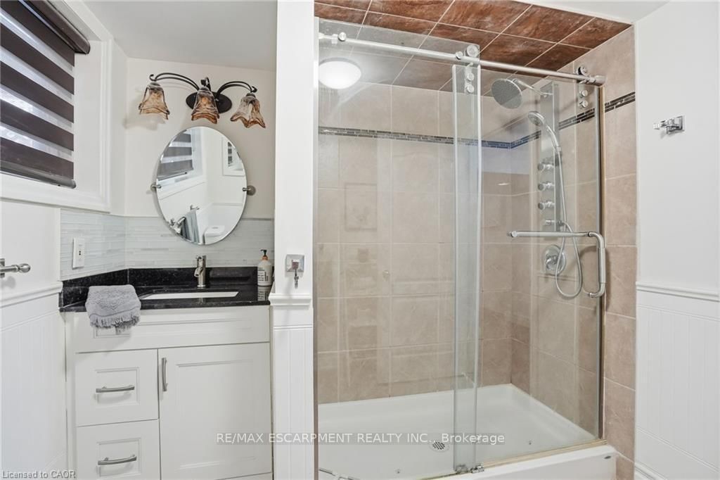 Detached House for sale at 697 LOMOND Crescent, Burlington, Ontario, L7L 2N8 - Shoreacres - MLS: W12997636