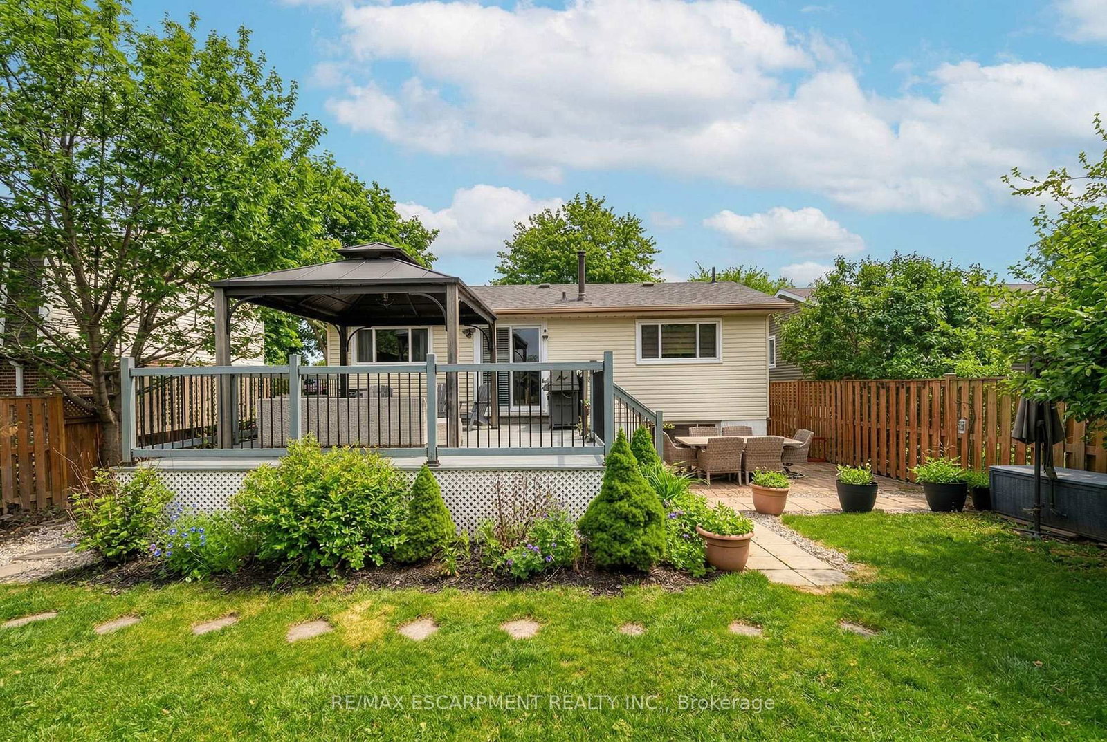 Detached House for sale at 697 LOMOND Crescent, Burlington, Ontario, L7L 2N8 - Shoreacres - MLS: W12997636