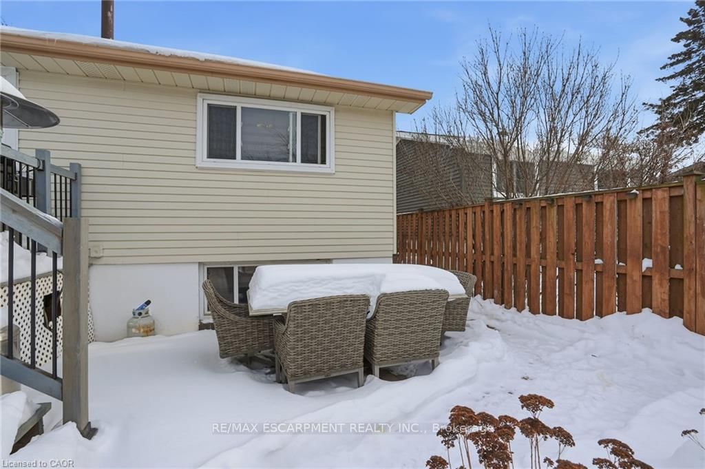 Detached House for sale at 697 LOMOND Crescent, Burlington, Ontario, L7L 2N8 - Shoreacres - MLS: W12997636