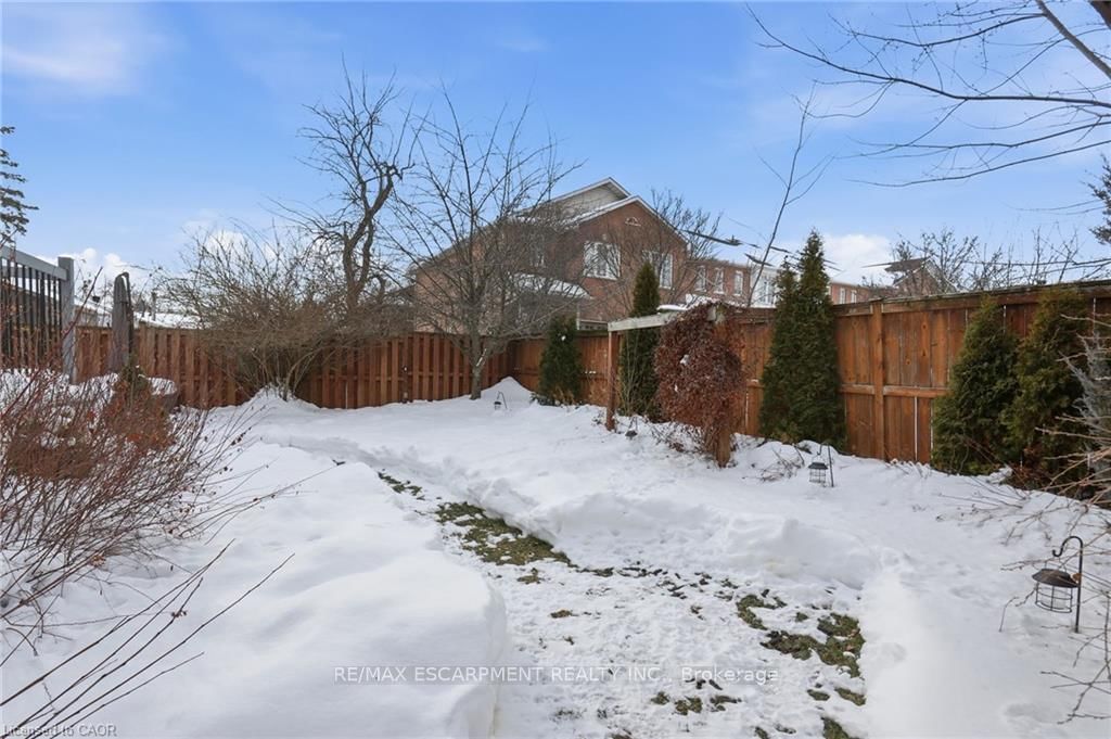 Detached House for sale at 697 LOMOND Crescent, Burlington, Ontario, L7L 2N8 - Shoreacres - MLS: W12997636
