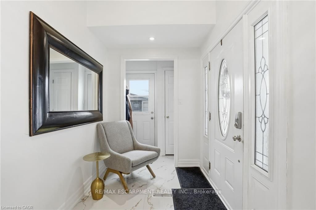 Detached House for sale at 697 LOMOND Crescent, Burlington, Ontario, L7L 2N8 - Shoreacres - MLS: W12997636