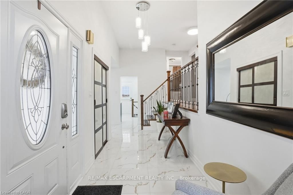 Detached House for sale at 697 LOMOND Crescent, Burlington, Ontario, L7L 2N8 - Shoreacres - MLS: W12997636