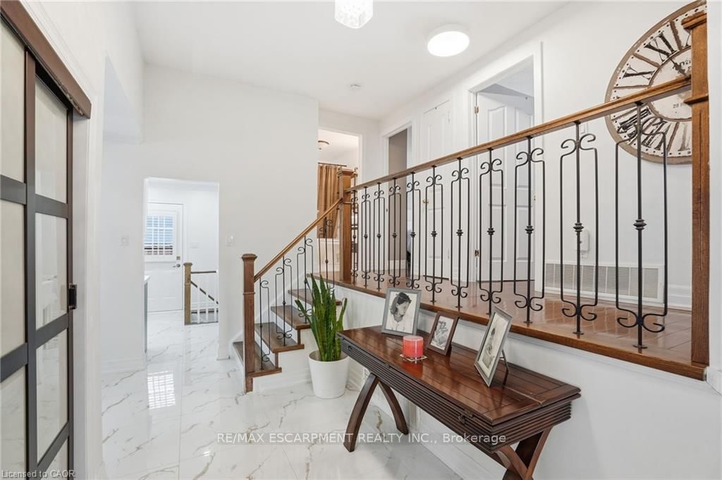 Detached House for sale at 697 LOMOND Crescent, Burlington, Ontario, L7L 2N8 - Shoreacres - MLS: W12997636