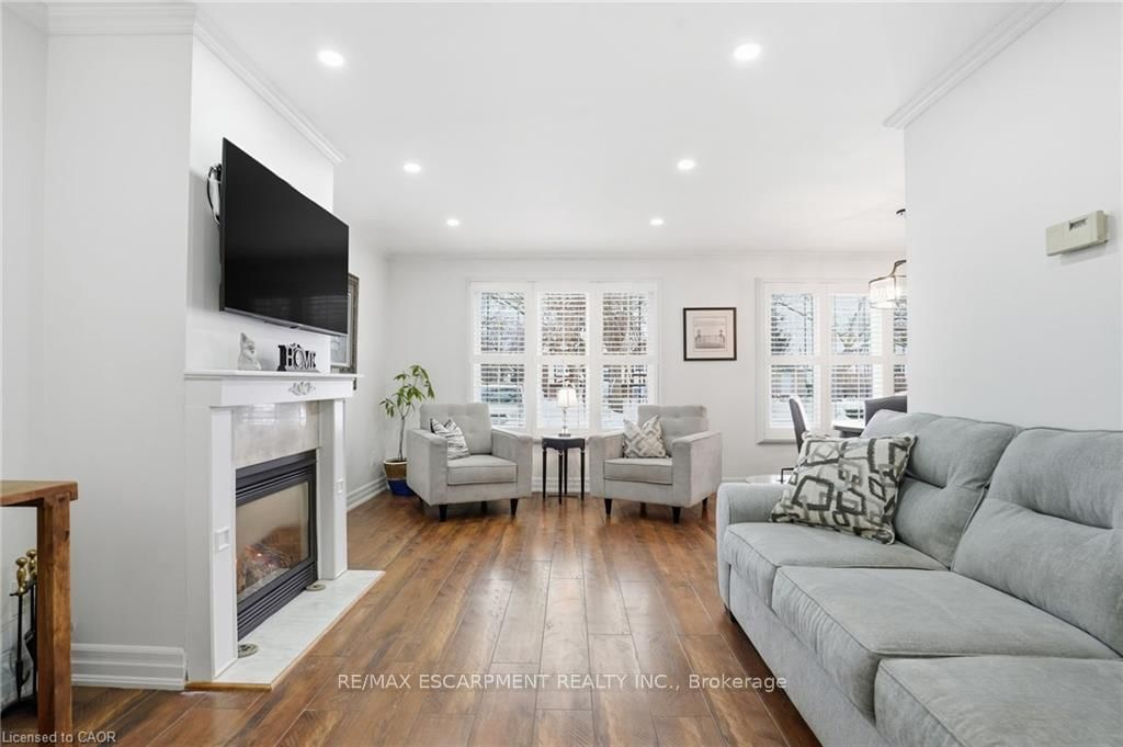 Detached House for sale at 697 LOMOND Crescent, Burlington, Ontario, L7L 2N8 - Shoreacres - MLS: W12997636