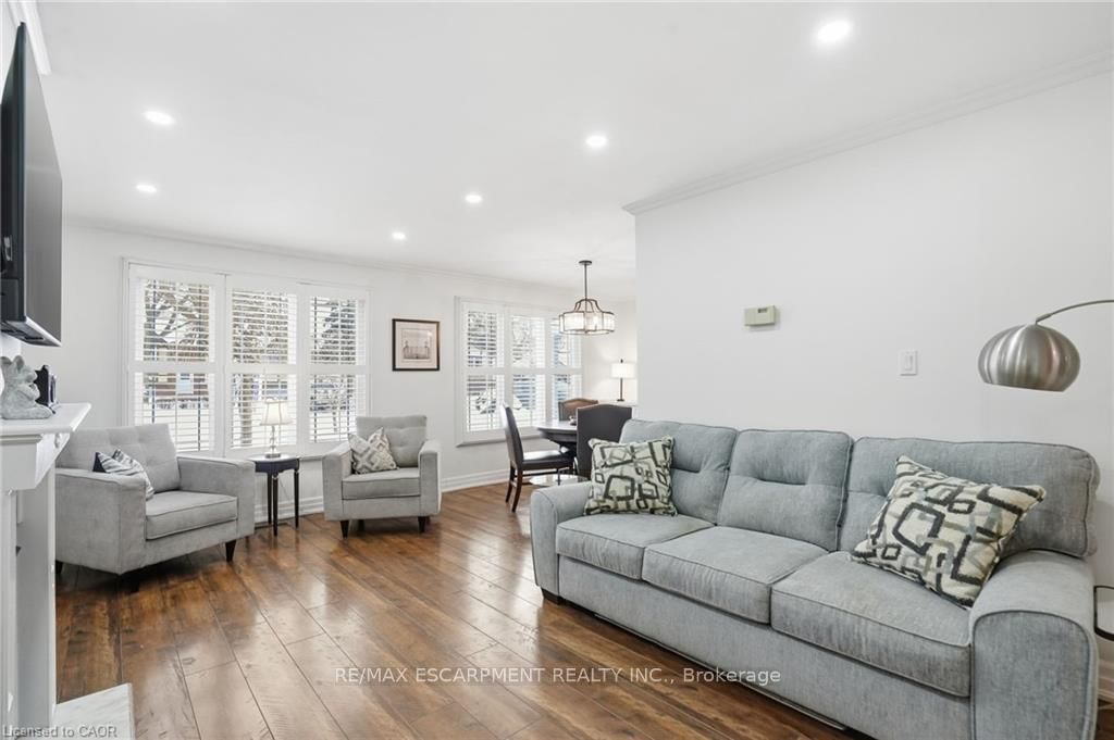 Detached House for sale at 697 LOMOND Crescent, Burlington, Ontario, L7L 2N8 - Shoreacres - MLS: W12997636