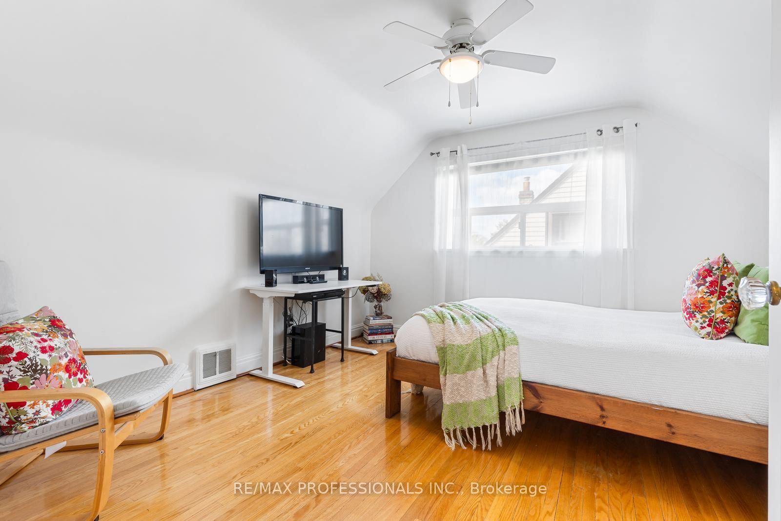 Detached House for sale at 11 Mitcham Drive, Toronto, Ontario, M8W 2J6 - Alderwood - MLS: W12997646