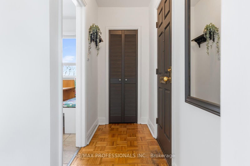 11 Mitcham Dr, Toronto, M8W 2J6 | Image 3