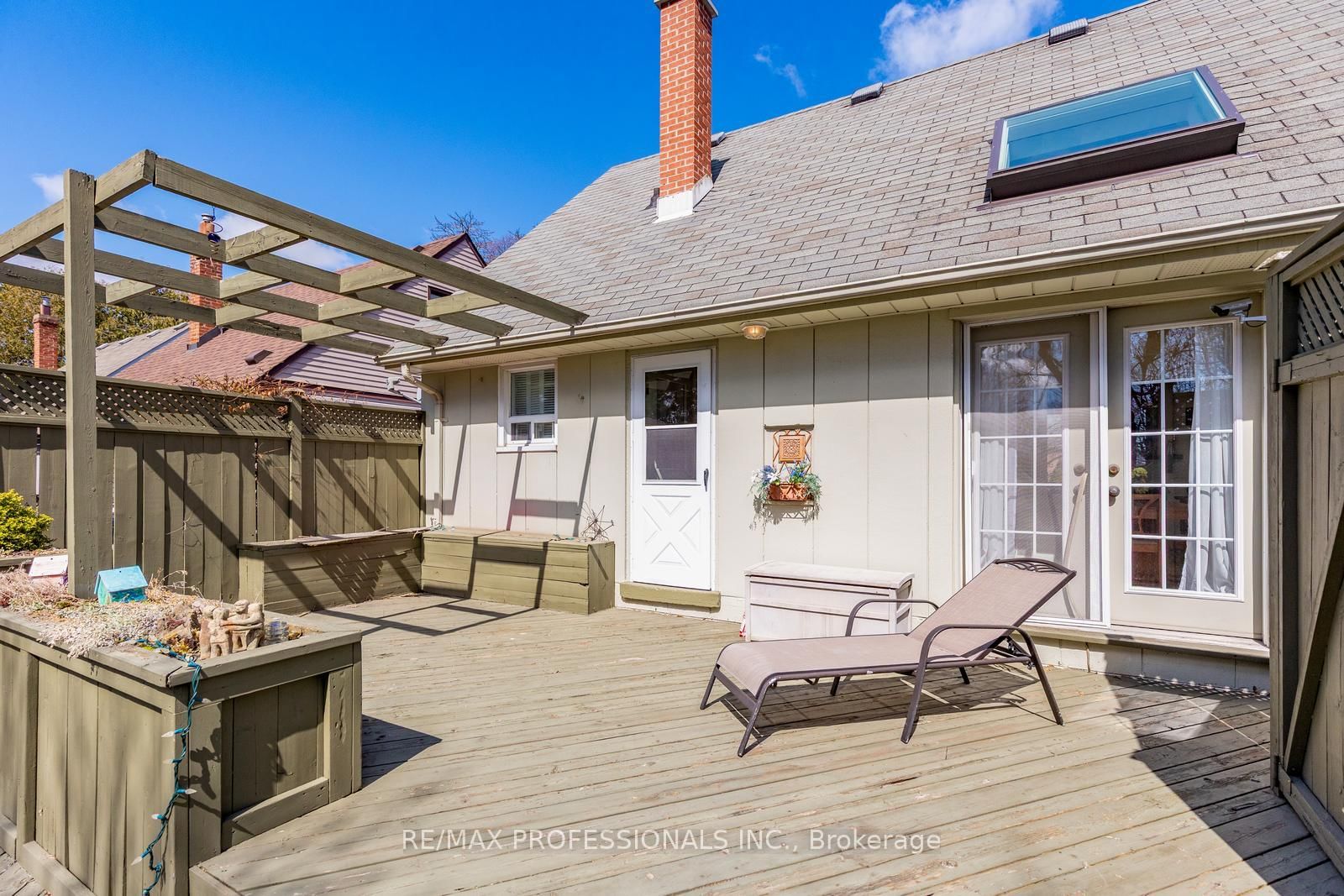 Detached House for sale at 11 Mitcham Drive, Toronto, Ontario, M8W 2J6 - Alderwood - MLS: W12997646