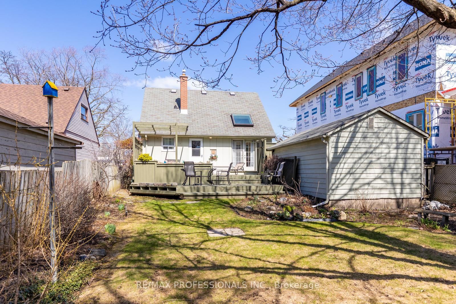 Detached House for sale at 11 Mitcham Drive, Toronto, Ontario, M8W 2J6 - Alderwood - MLS: W12997646