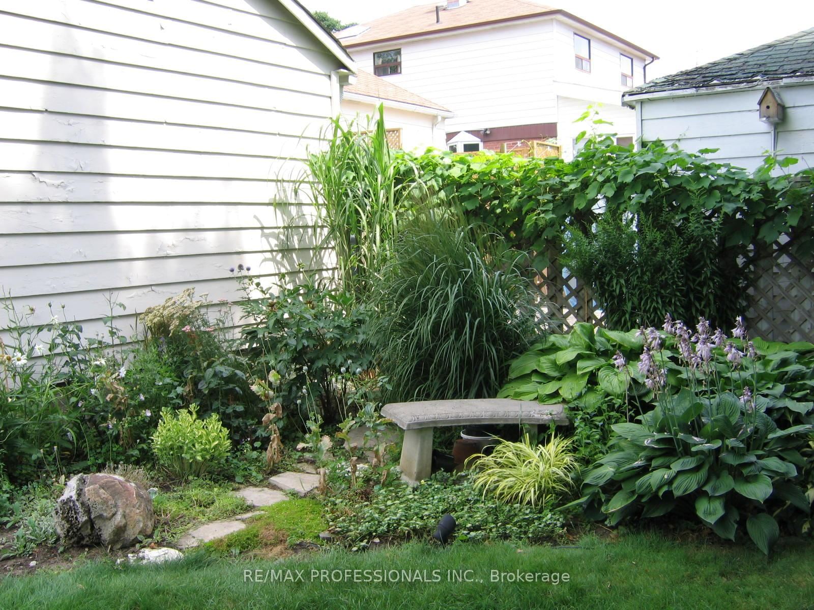 Detached House for sale at 11 Mitcham Drive, Toronto, Ontario, M8W 2J6 - Alderwood - MLS: W12997646