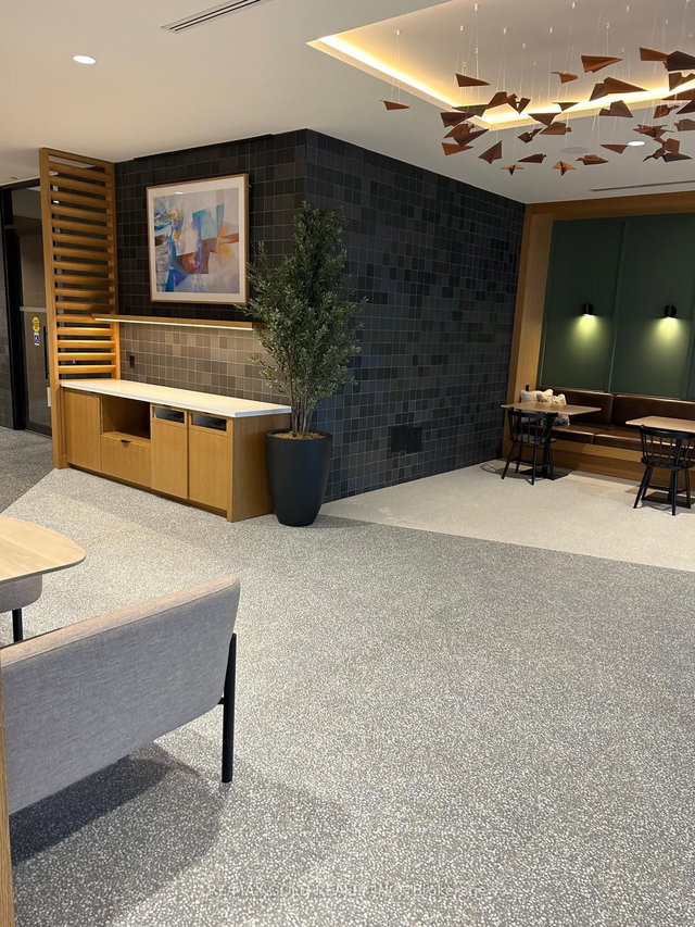 614 - 2495 Eglinton Avenue W