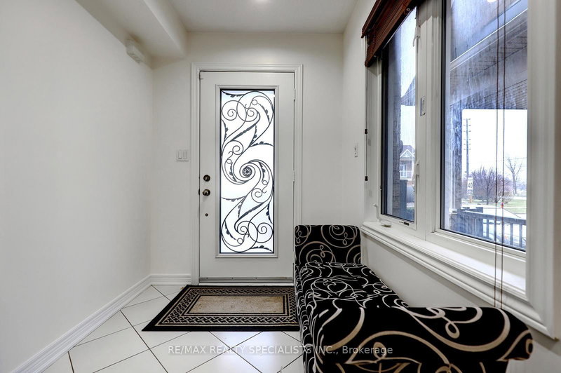 3935 Candlelight Dr, Mississauga, L5M 8B3 | Image 3