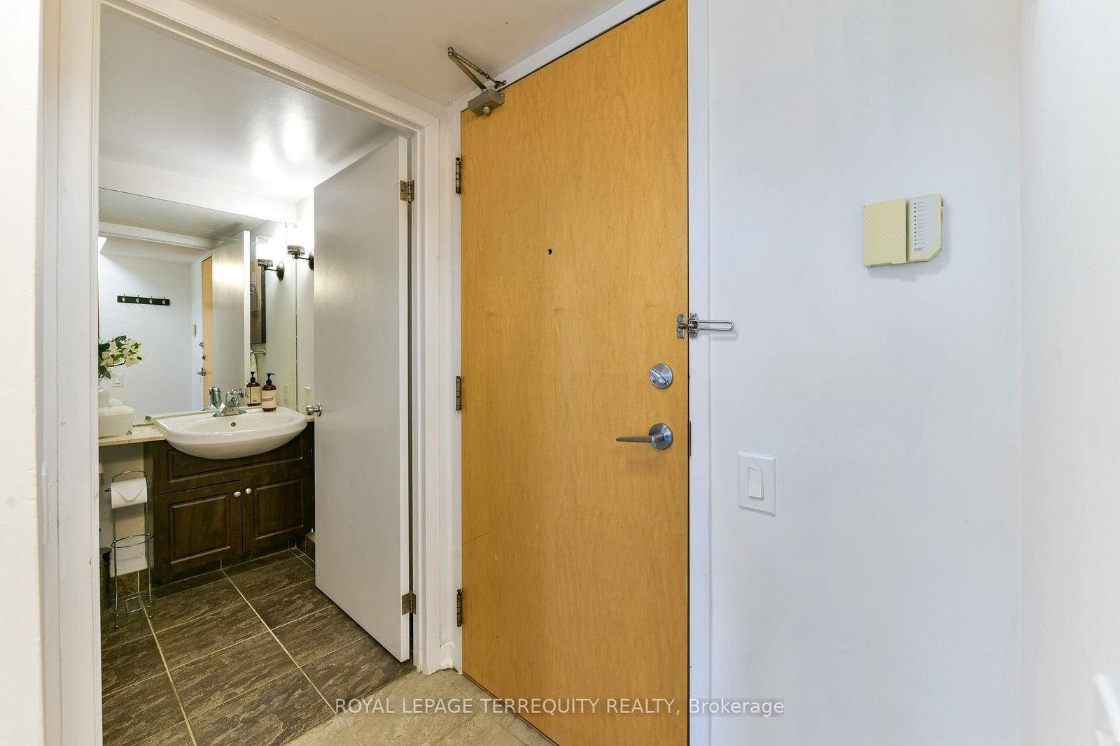 1040 The Queensway, Unit 705 - Photo 8