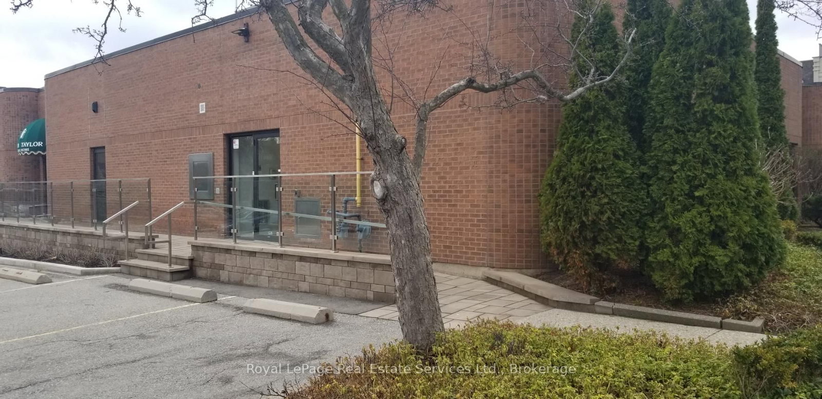 60 Lakeshore Road W, Unit 1 - Photo 2