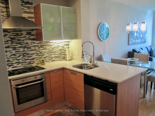 422 - 3391 Bloor Street W