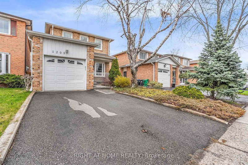 1205 Shagbark Cres, Mississauga, L5C 3N6 | Image 2
