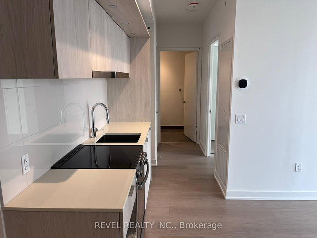 1301 - 448 Burnhamthorpe Road W