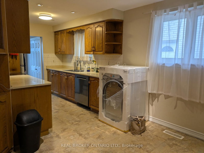 3364 Cedar Creek Dr, Mississauga, L4Y 2Y1 | Image 2