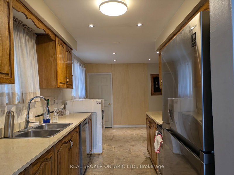 3364 Cedar Creek Dr, Mississauga, L4Y 2Y1 | Image 3