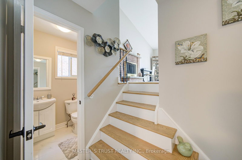 1017 Lucerne Cres, Mississauga, L5C 3X6 | Image 3