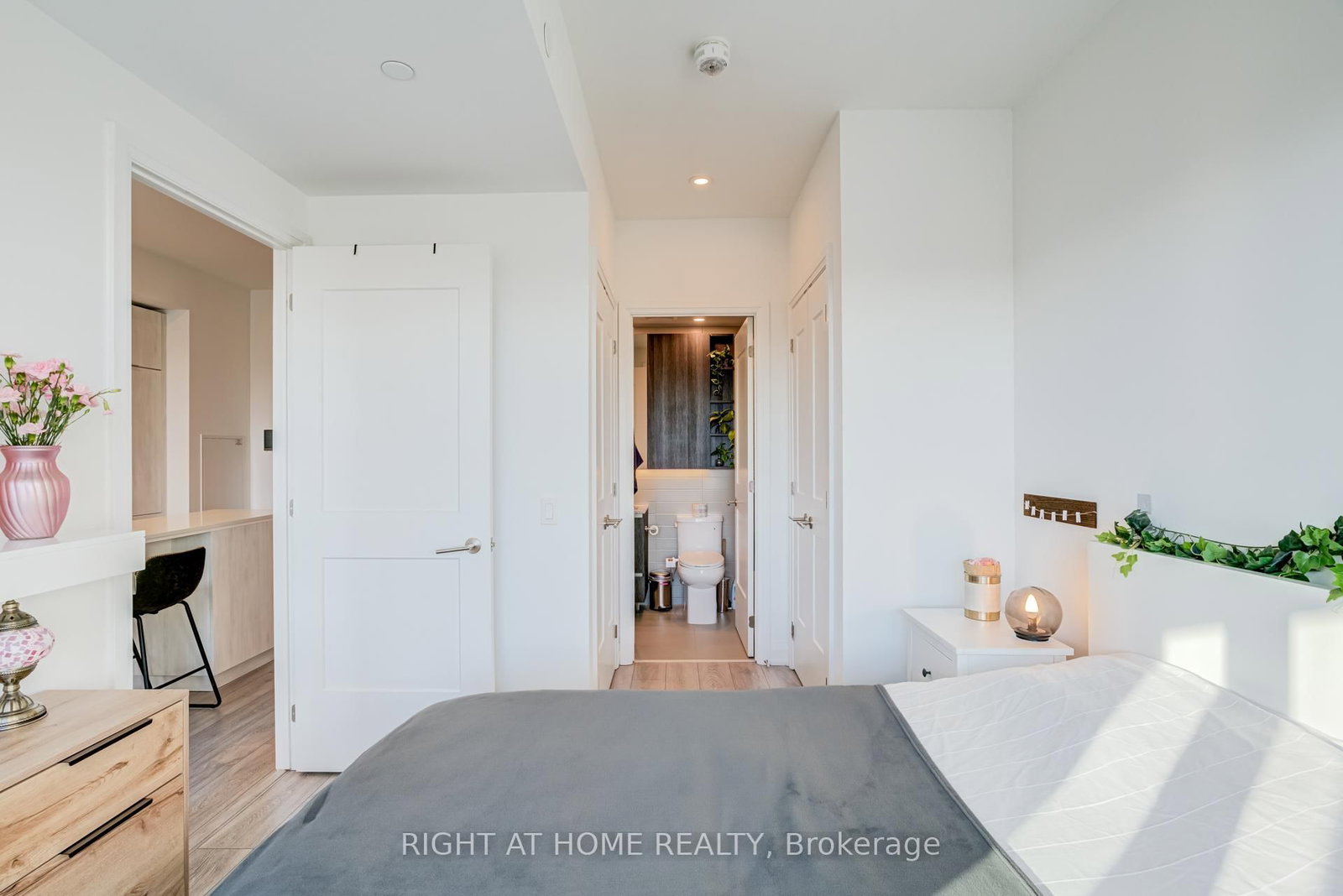 21 Park Street E, Unit 506 - Photo 32