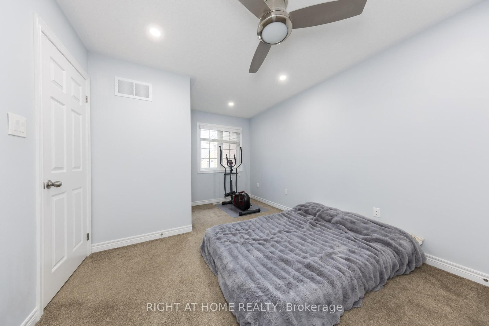 Townhouse for sale at 15 Munch Place, Milton, Ontario, L9T 8K6 - Willmott - MLS: W12999532