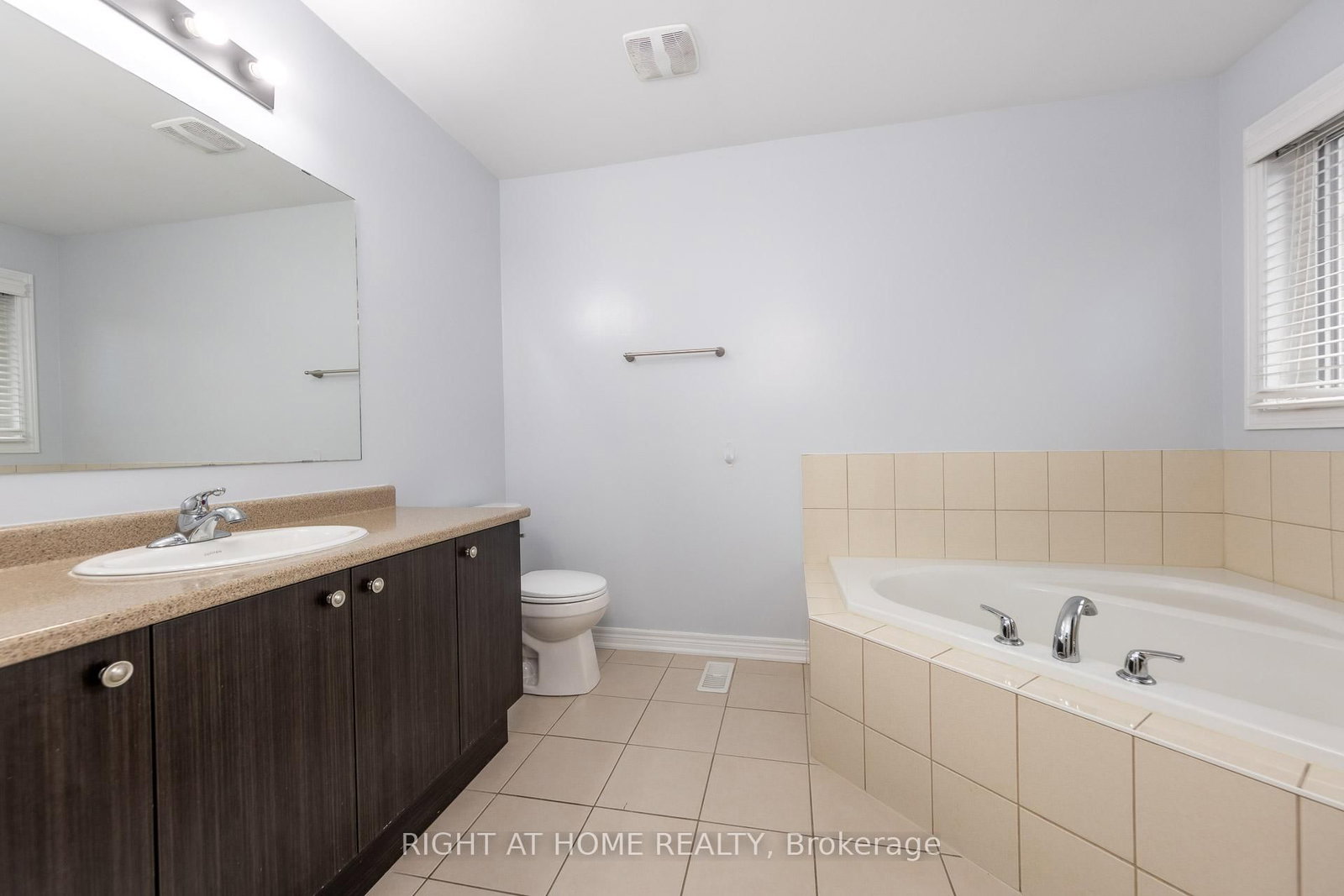 Townhouse for sale at 15 Munch Place, Milton, Ontario, L9T 8K6 - Willmott - MLS: W12999532