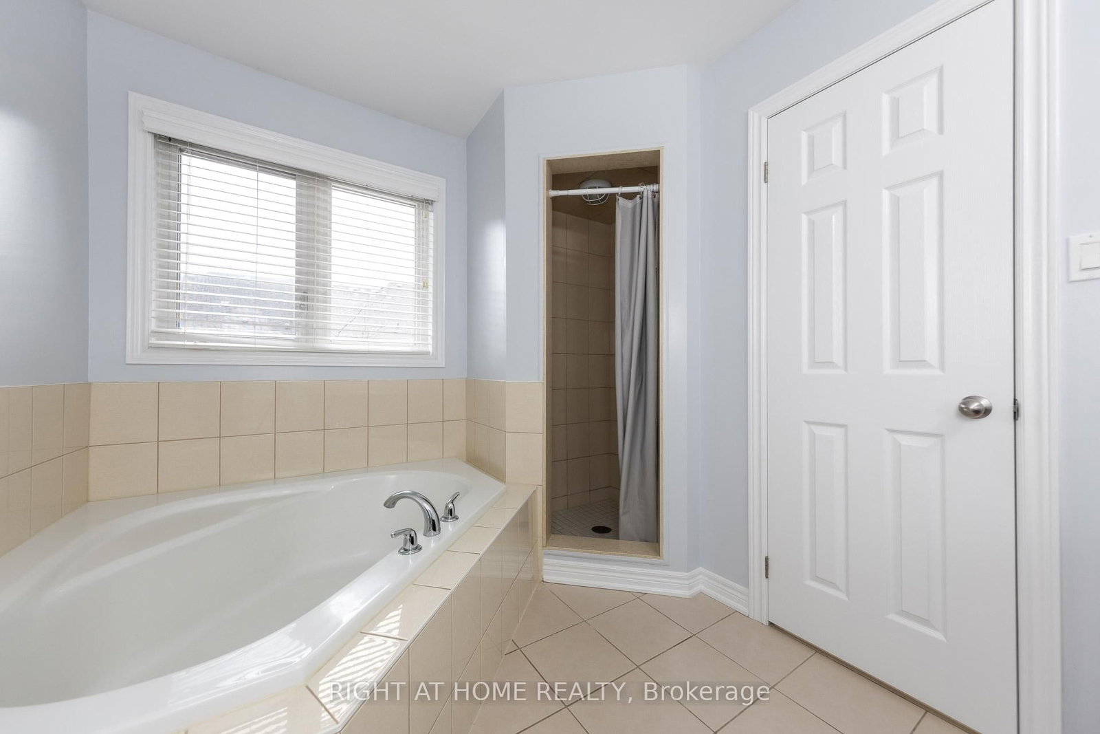 Townhouse for sale at 15 Munch Place, Milton, Ontario, L9T 8K6 - Willmott - MLS: W12999532