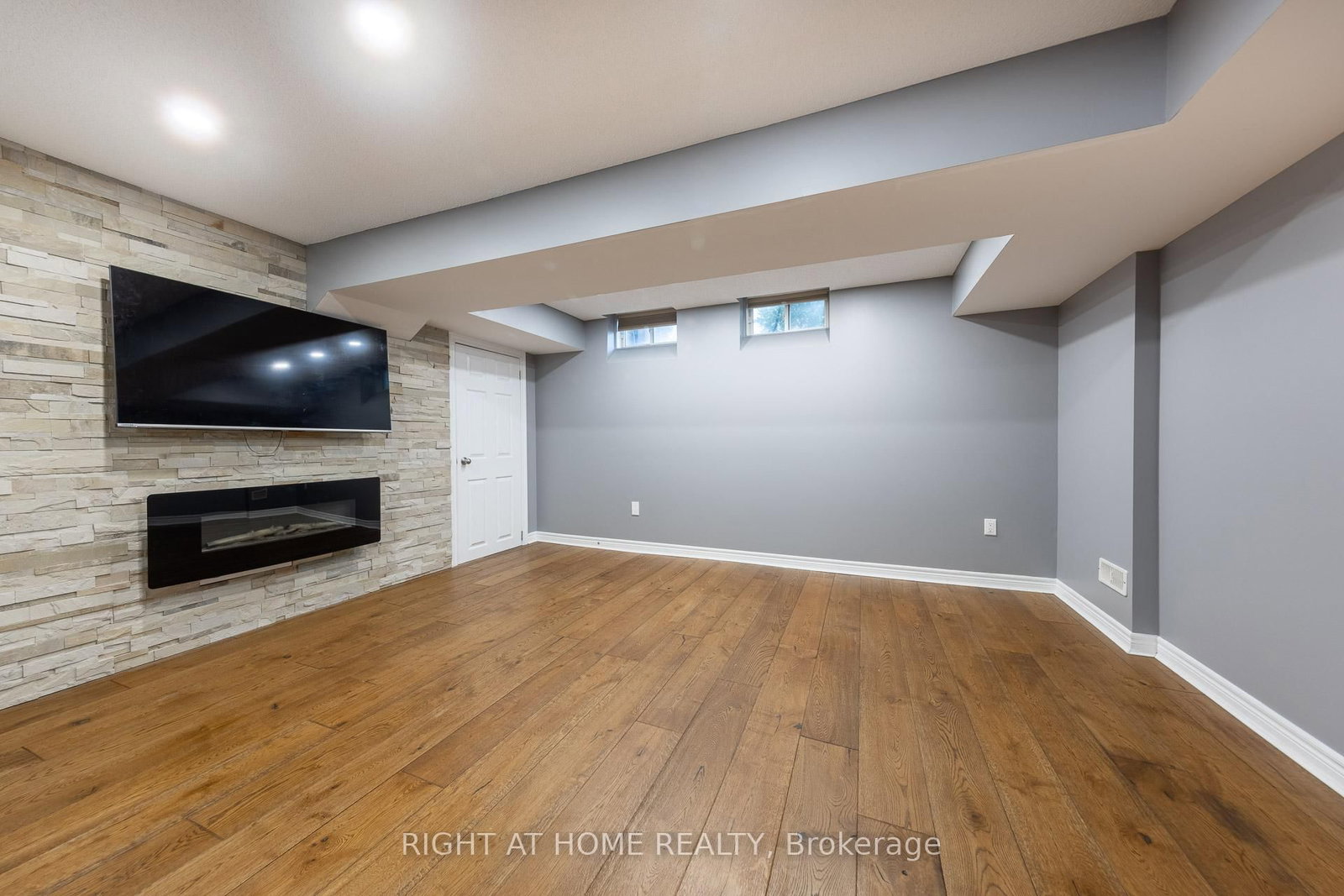 Townhouse for sale at 15 Munch Place, Milton, Ontario, L9T 8K6 - Willmott - MLS: W12999532