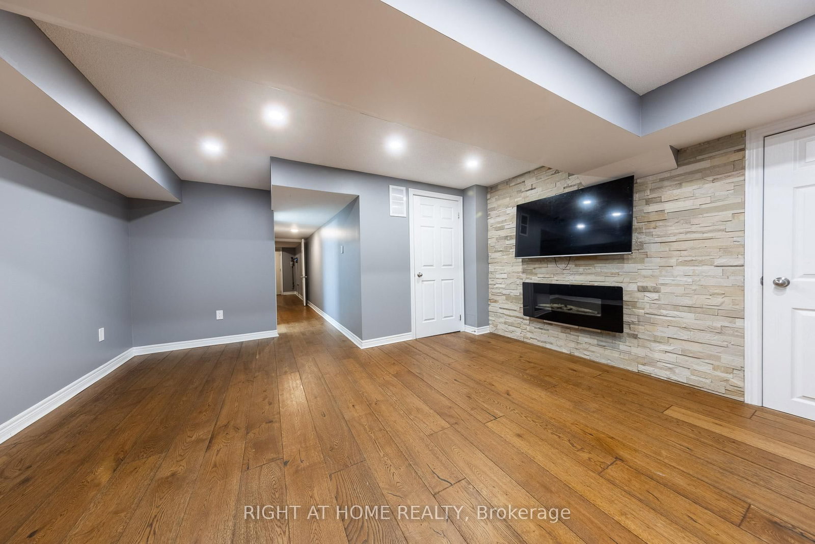 Townhouse for sale at 15 Munch Place, Milton, Ontario, L9T 8K6 - Willmott - MLS: W12999532