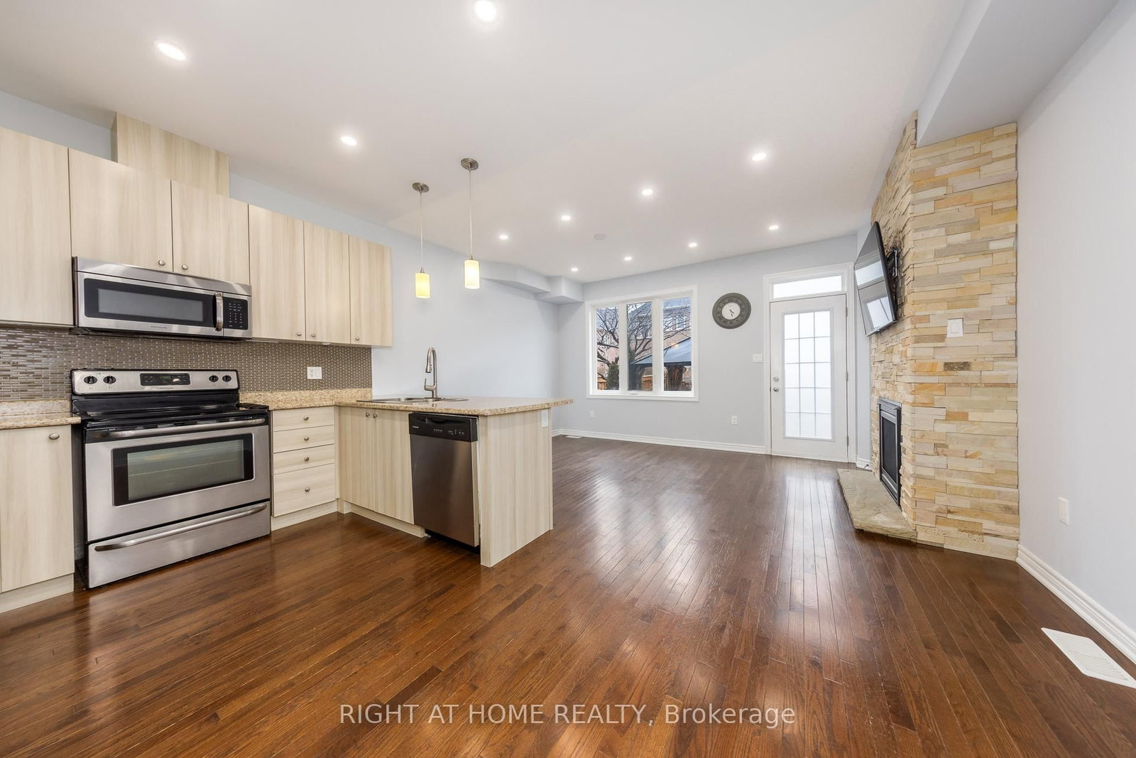 Townhouse for sale at 15 Munch Place, Milton, Ontario, L9T 8K6 - Willmott - MLS: W12999532