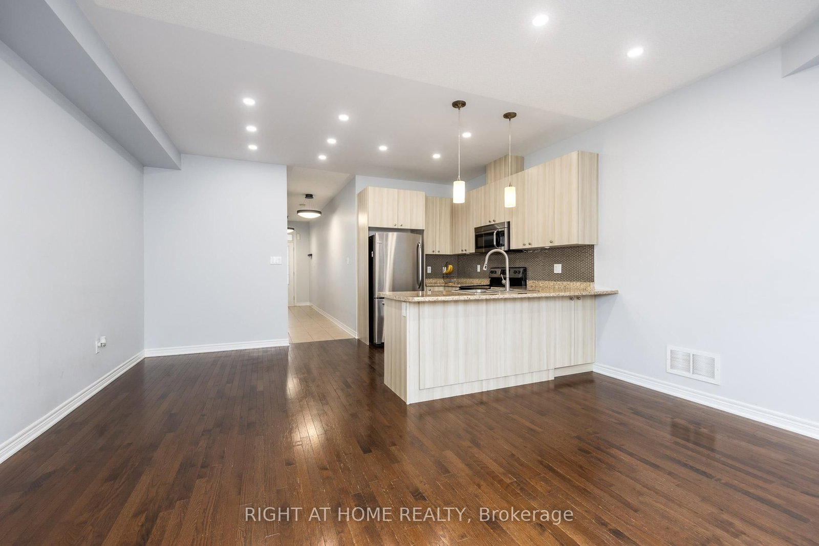 Townhouse for sale at 15 Munch Place, Milton, Ontario, L9T 8K6 - Willmott - MLS: W12999532