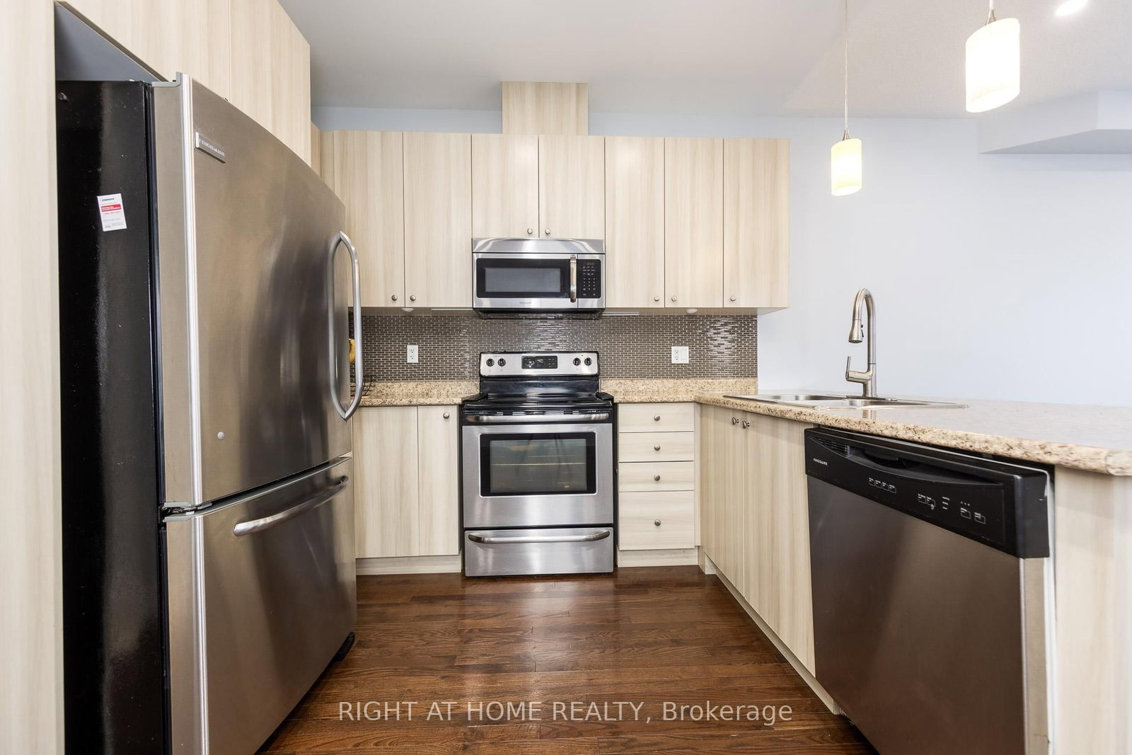 Townhouse for sale at 15 Munch Place, Milton, Ontario, L9T 8K6 - Willmott - MLS: W12999532