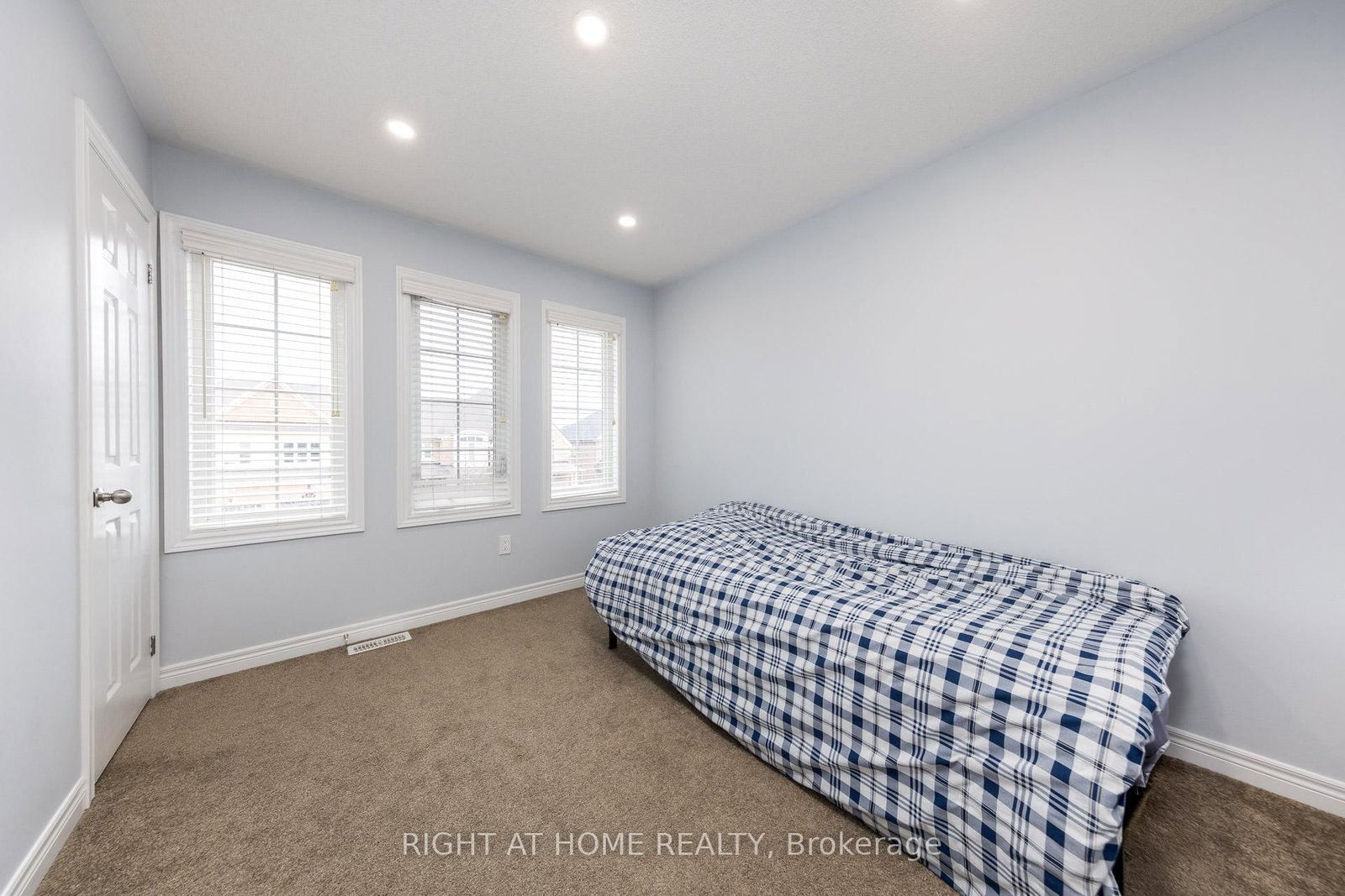 Townhouse for sale at 15 Munch Place, Milton, Ontario, L9T 8K6 - Willmott - MLS: W12999532