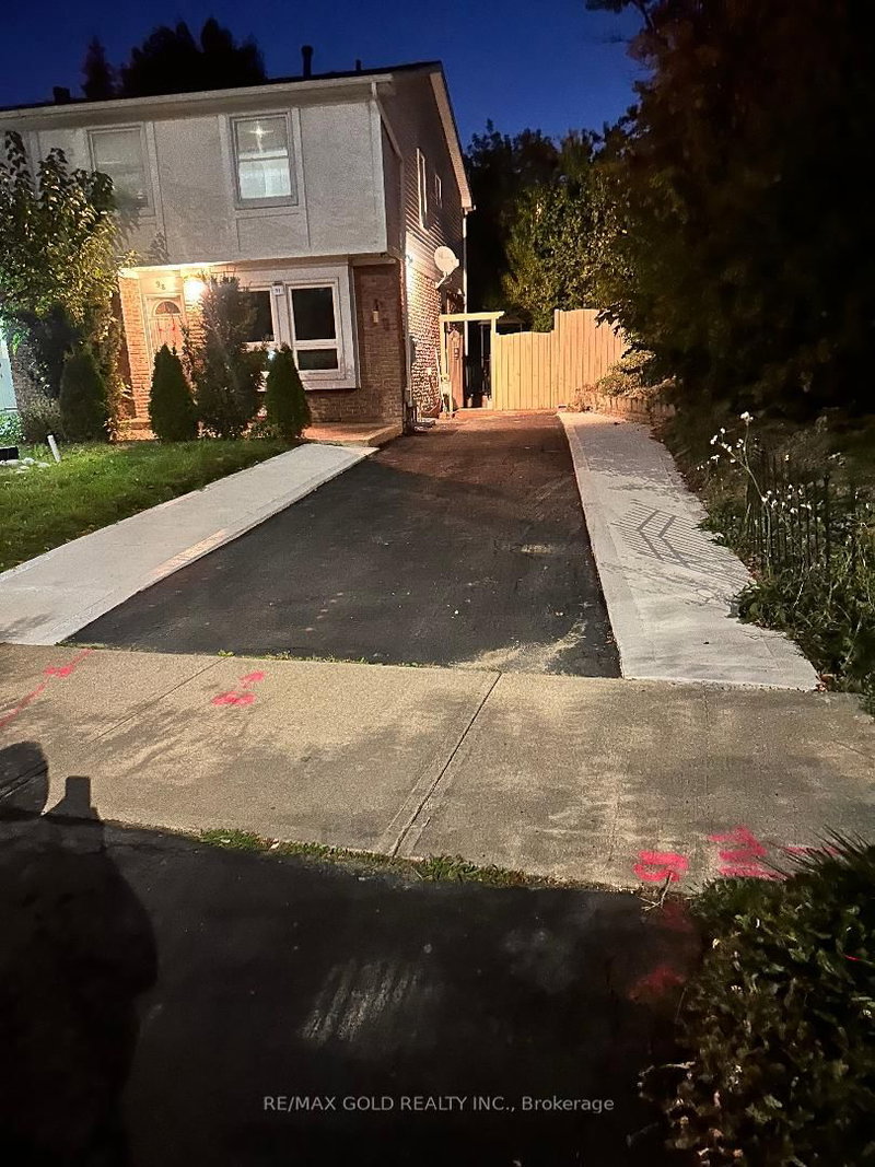 98 Centre St N, Brampton, L6V 2Z3 | Image 2