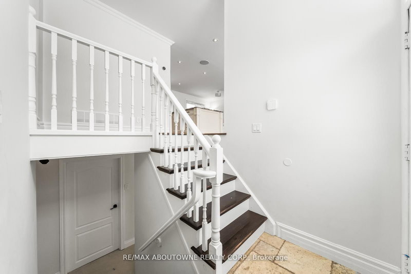 407 Canterbury Cres, Oakville, L6J 5K8 | Image 2