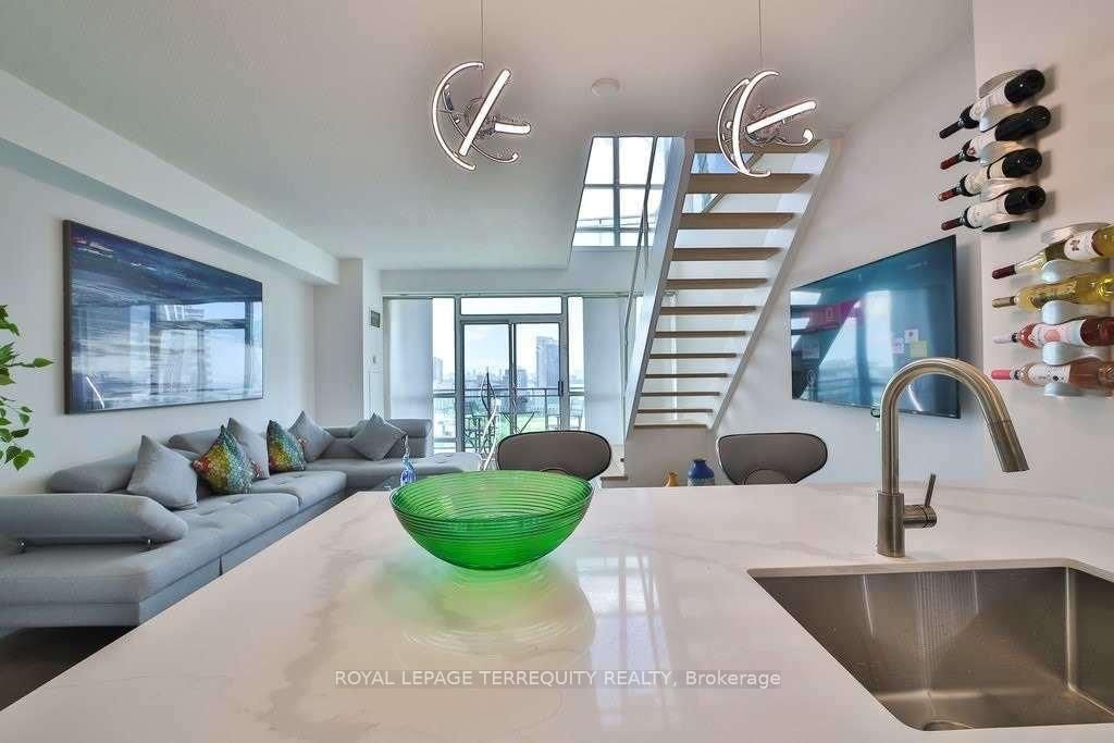 185 Legion Road N, Unit Ph06 - Photo 2